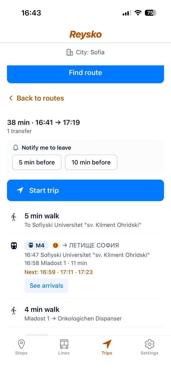 Un viaggio pianificato in Reysko: 38 minuti con un cambio, si parte con 5 minuti a piedi, poi la metro M4, con un promemoria per uscire di casa e un pulsante per iniziare il viaggio.