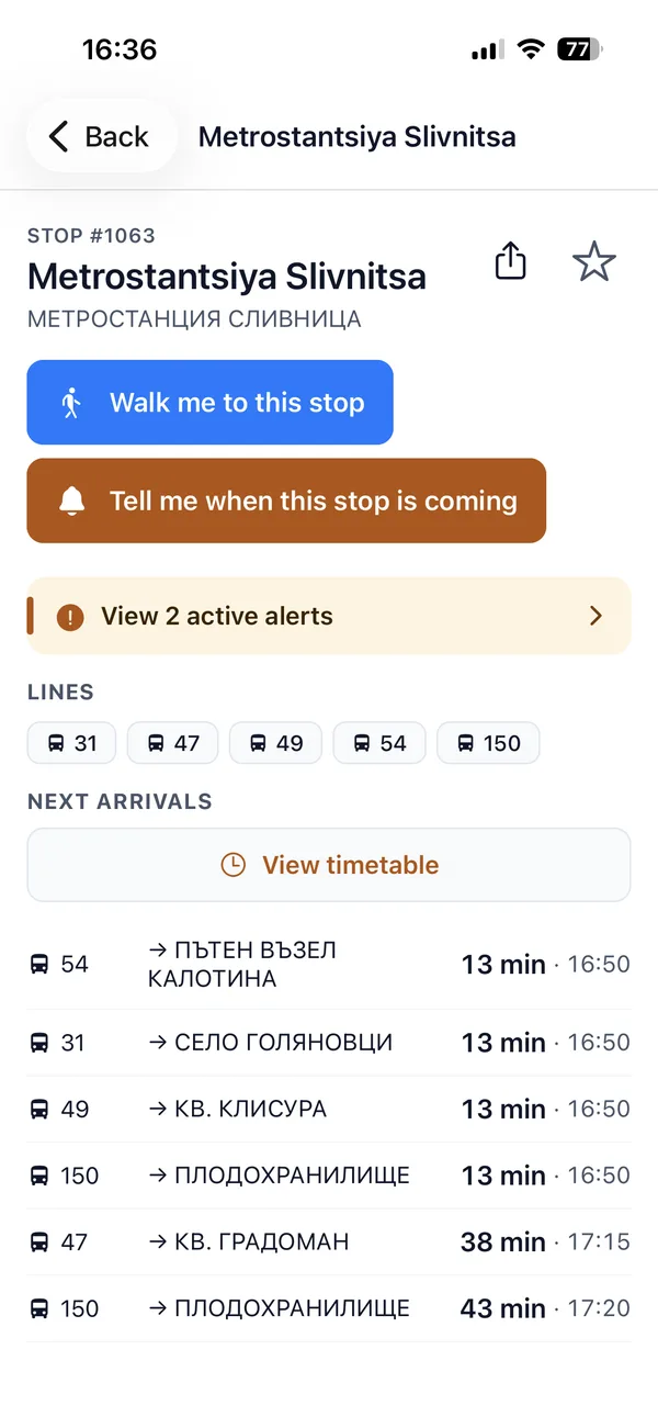 La schermata della fermata Metrostantsiya Slivnitsa in Reysko: i pulsanti per andarci a piedi e per farsi avvisare quando la fermata si avvicina, le linee che la servono e i prossimi arrivi in minuti.
